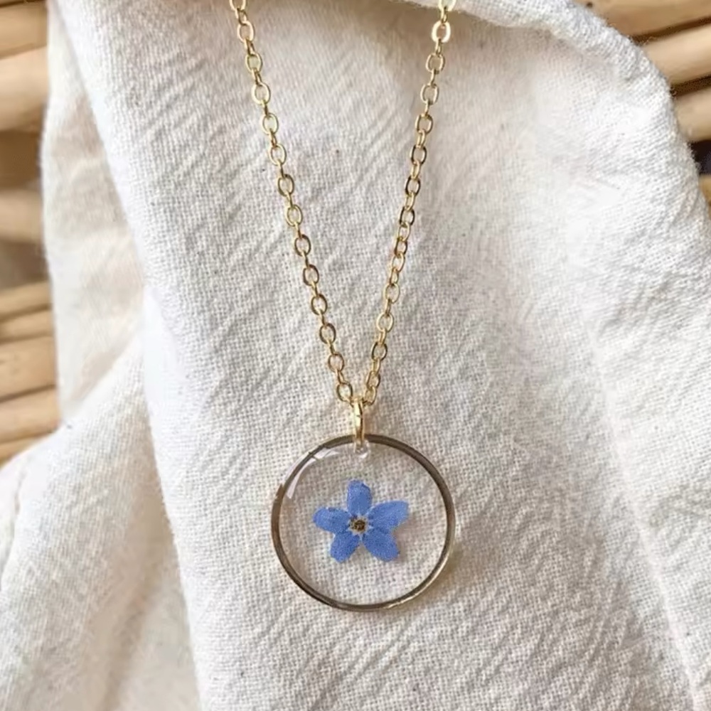 pendant with natural blue flowers